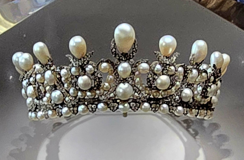Die prachtvolle Tiara aus Perlen und Diamanten, die Kaiser Napoleon III. für seine Braut Eugénie anfertigen ließ, heute als Exponat im Louvre in Paris.