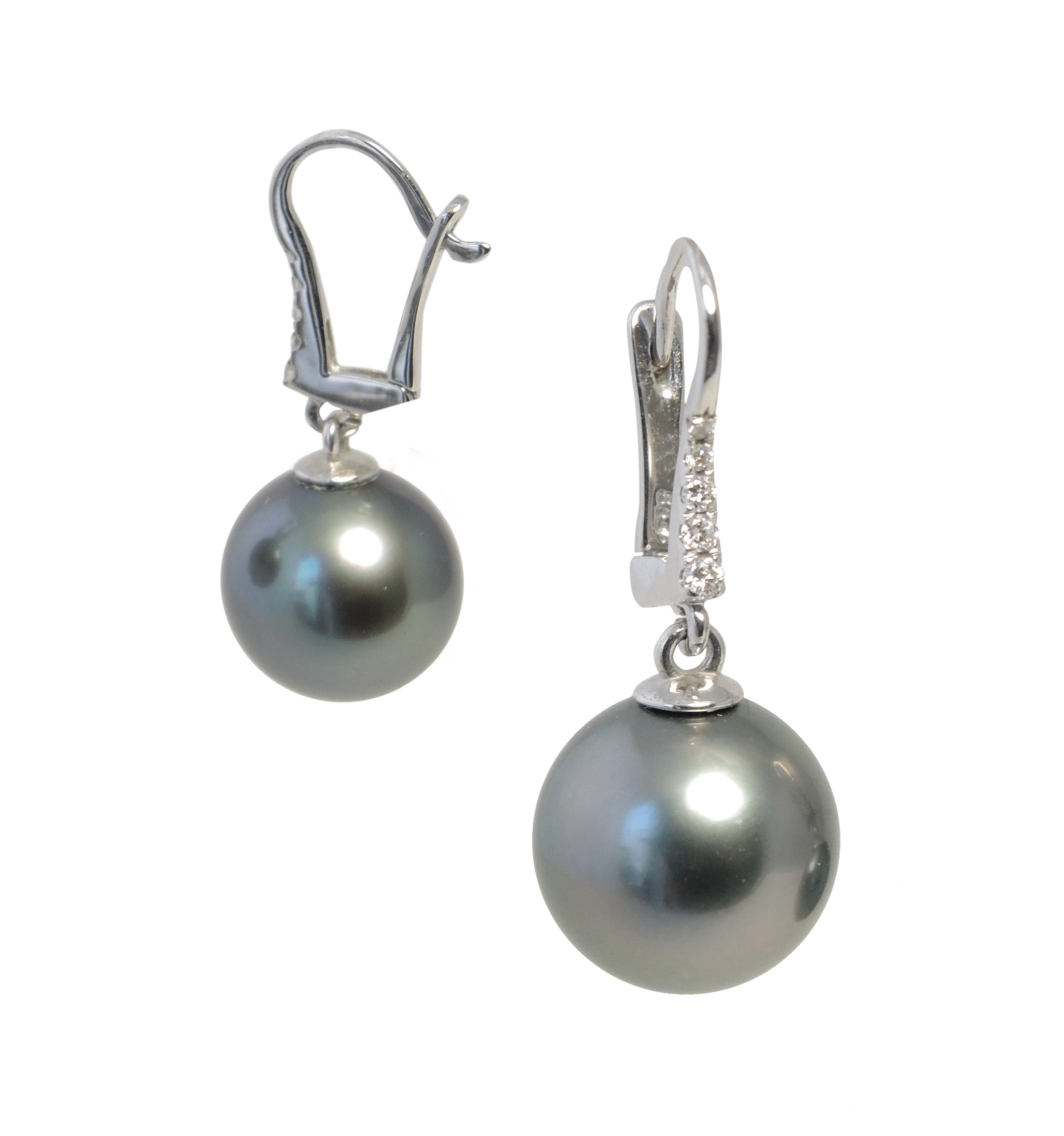 Ein Paar elegante Tahitiperlenohrringe aus dunklen echten Zuchtperlen passend zum Halsschmuck als exklusives Perlenschmuckset.
