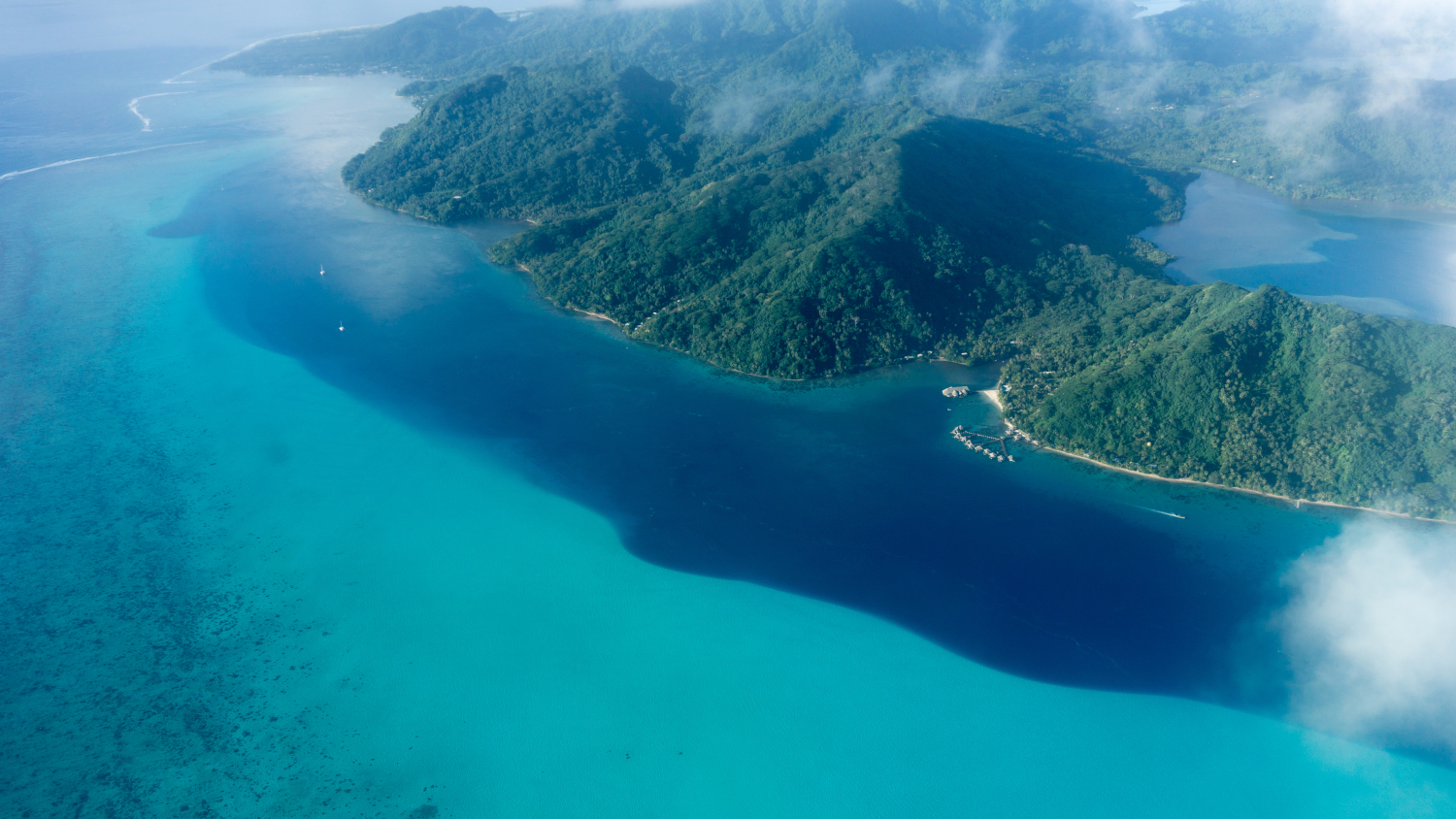 Foto der landschaftlich schoenen Ago-Bucht in Shima Japan mit schwimmenden Bojen und Langleinen einer nachhaltigen Perlenfarm in der Abenddaemmerung.