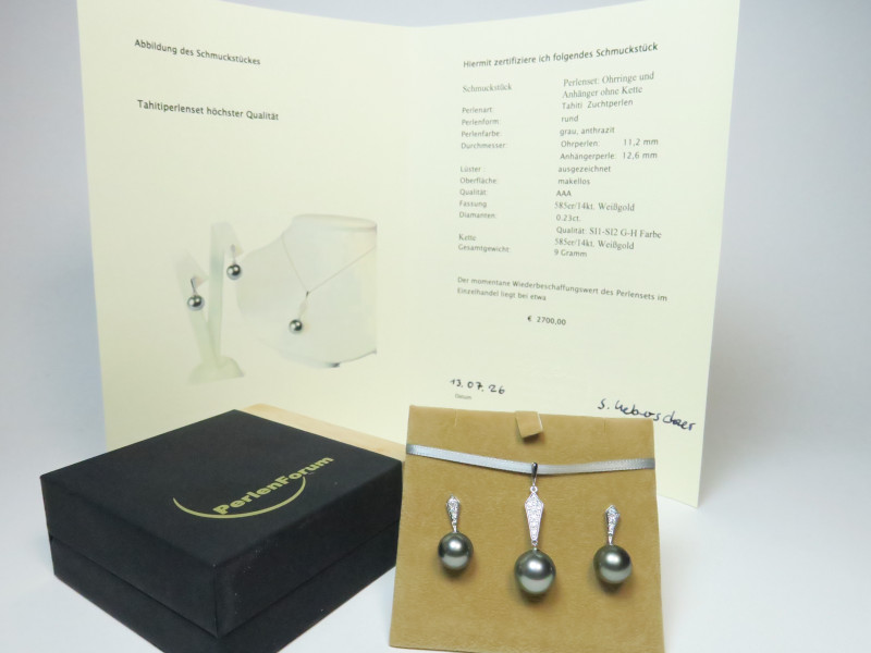 Edles Tahiti-Perlenschmuck-Set bestehend aus Kette und Ohrringen, präsentiert in einem hochwertigen Etui zusammen mit dem Echtheitszertifikat.