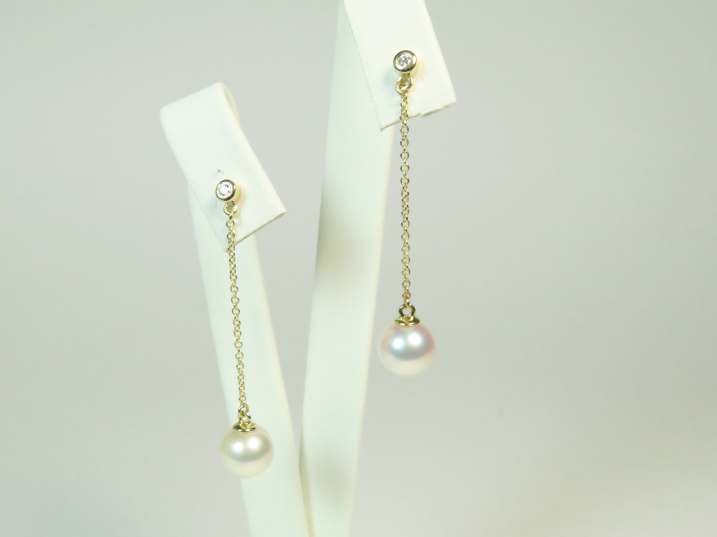 Diamantstecker mit Goldkettchen und Perlen