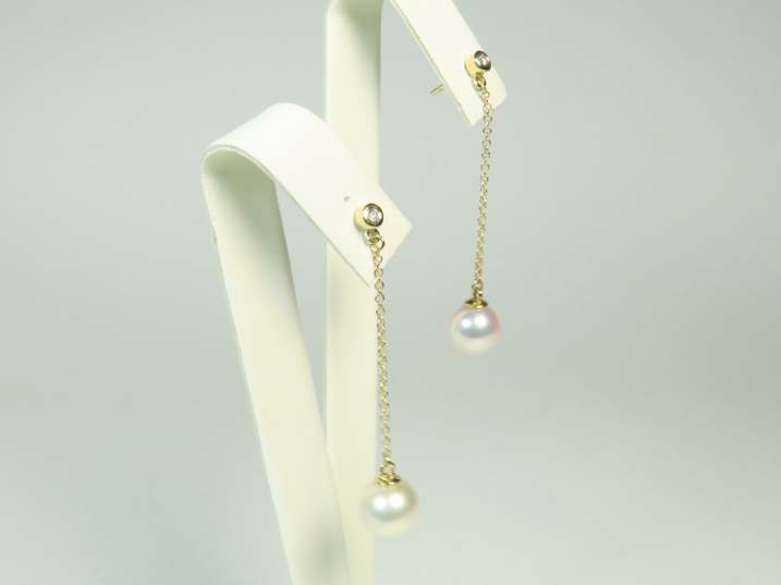 Diamantstecker mit Goldkettchen und Perlen