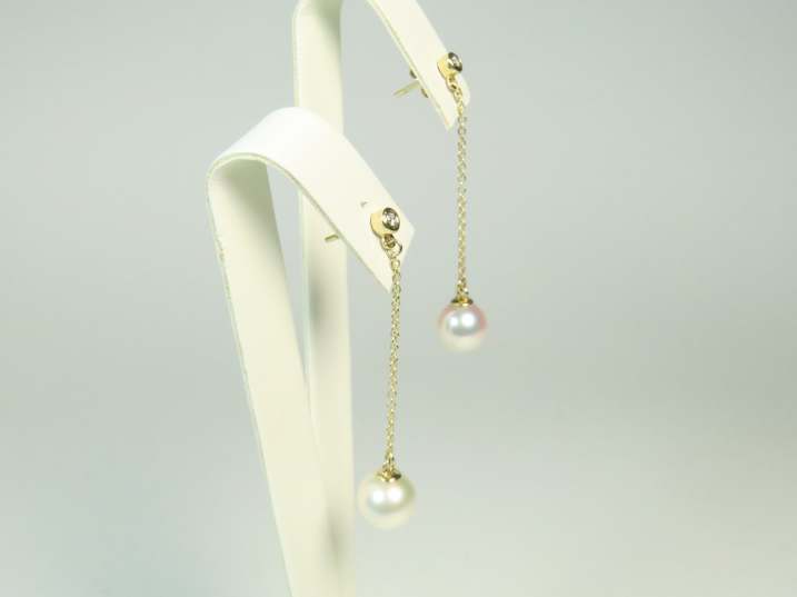 Diamantstecker mit Goldkettchen und Perlen