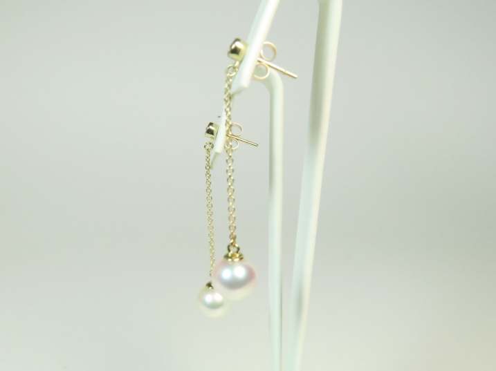 Diamantstecker mit Goldkettchen und Perlen