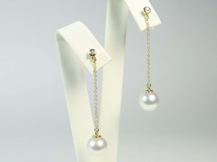 Diamantstecker mit Goldkettchen und Perlen