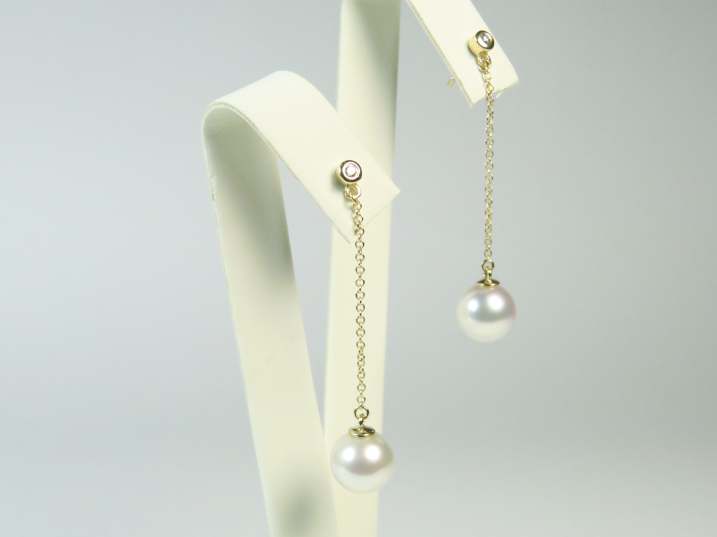 Diamantstecker mit Goldkettchen und Perlen