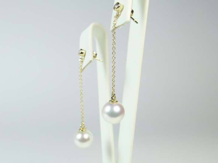 Diamantstecker mit Goldkettchen und Perlen