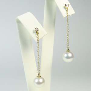 Diamantstecker mit Goldkettchen und Perlen