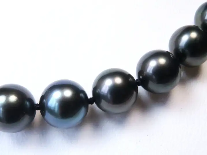 Perlenkette grau